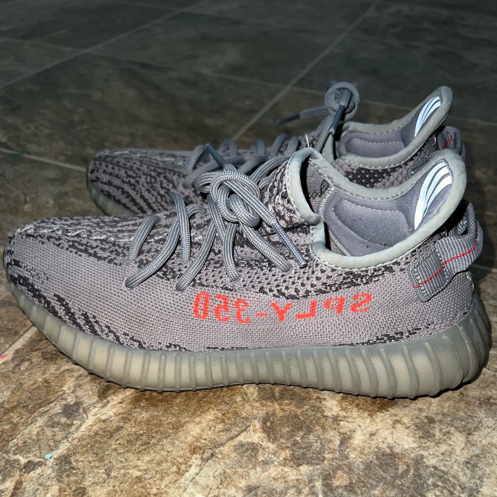 Yeezy Beluga Mens Size 7. Worn in Good Condition.